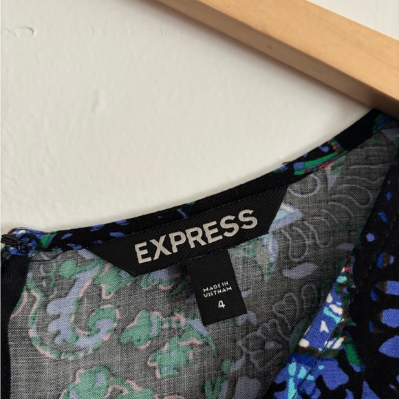 Express Womens Sz 4 Flared sleeve vneck paisley print mini dress - Picture 2 of 2